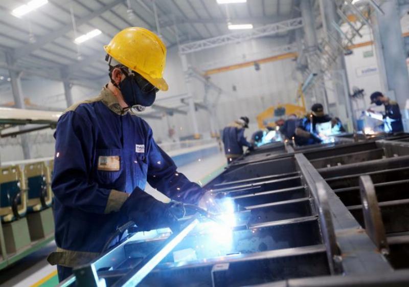 Lao động Việt Nam làm việc trong nhà máy sản xuất tại Đài Loan, thể hiện môi trường làm việc phổ biến khi xuất khẩu lao động Đài Loan.
